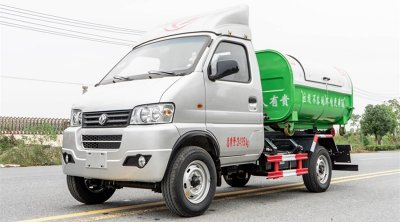 東風(fēng)小霸王勾臂式垃圾車(chē)